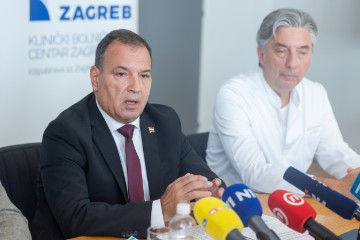 Konferencija za medije prije predstavljanja robotskog kirurškog sustava Da Vinci