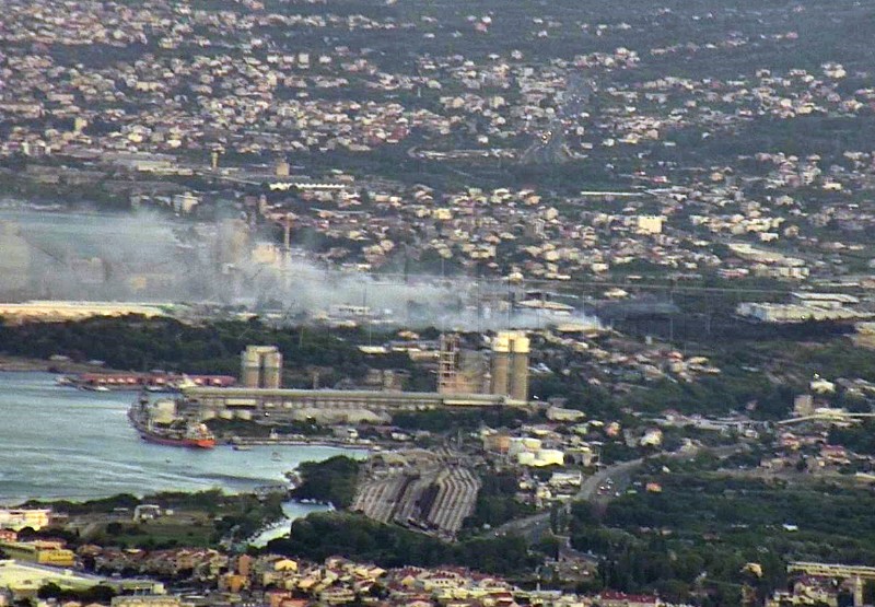 Gori smeće kod Metroa u Kaštelima, zatvorena cesta