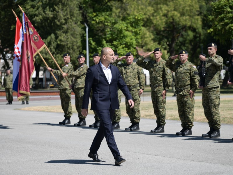 Ivan Anušić u obilasku vinkovačke vojarne