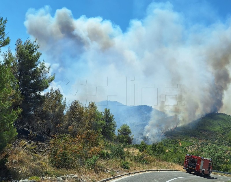 HVZ: Popravlja se situacija na tri požarišta u Dalmaciji