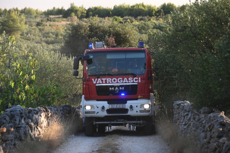 Požar na brdu u Vrsinama kod Trogira