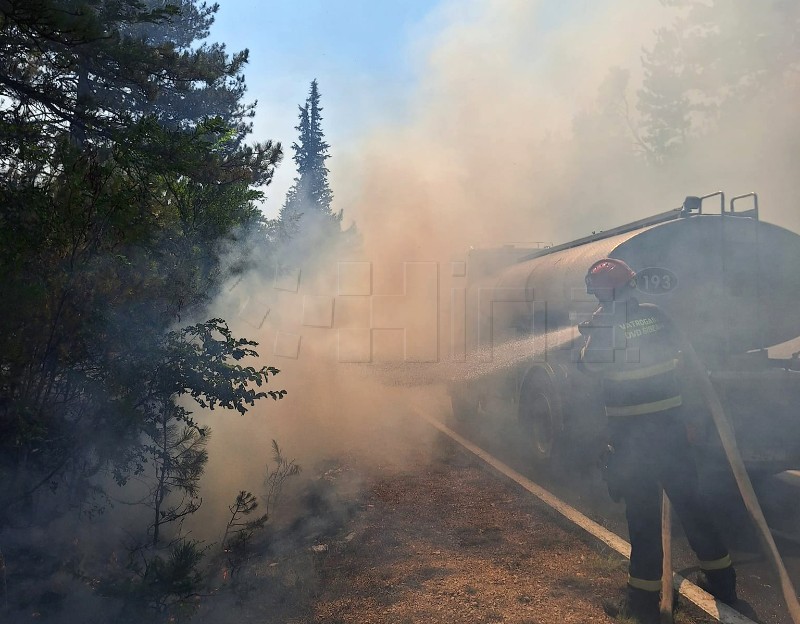 Požar u skradinskom zaleđu i dalje aktivan