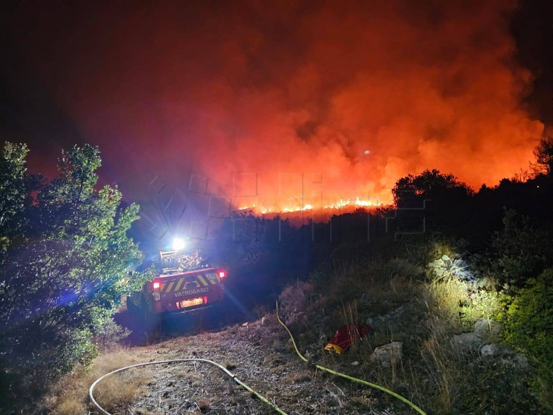 Treći dan borbe s vatrom u Tučepima i Vrsinama