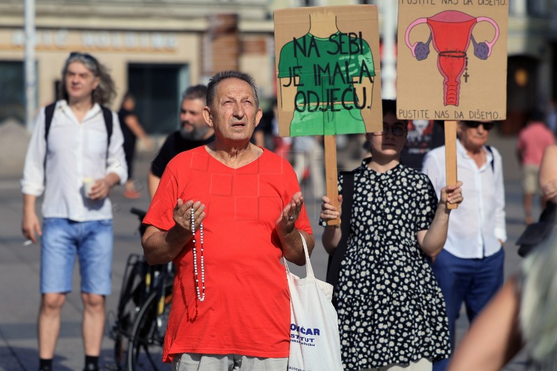 Molitelji, Tiha misa i protuprosvjed na Trgu bana Jelačića