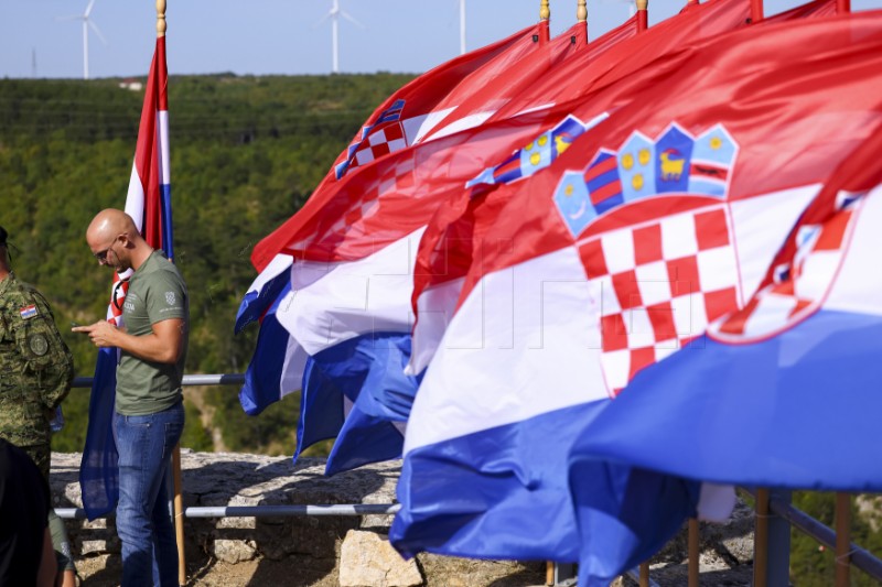 Svečano podignuta zastava na kninskoj tvrđavi povodom obljetnice Oluje