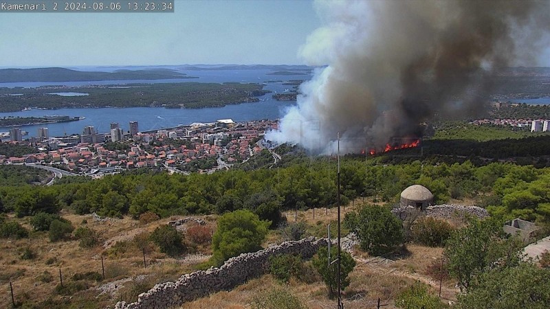 Izbio požar na području Rokića kod Šibenika, kuće zasad nisu ugrožene