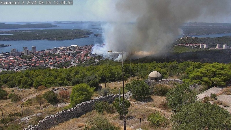 Izbio požar na području Rokića kod Šibenika, kuće zasad nisu ugrožene