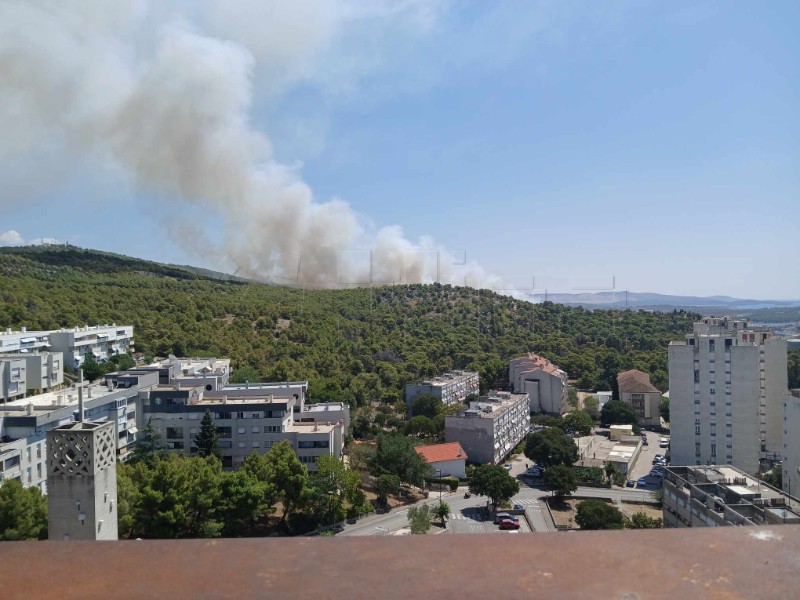 Izbio požar na području Rokića kod Šibenika, kuće zasad nisu ugrožene