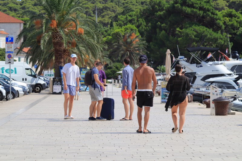 Turisti i kupači na makarskim plažama