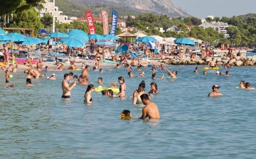 Turisti i kupači na makarskim plažama