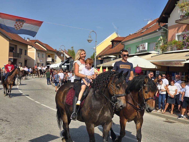 Održano 22. vozočašće konjskih zaprega i jahača u Mariju Bistricu