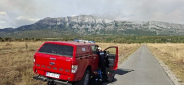 Vatrogasci se bore s požarima u Šibensko-kninskoj i Splitsko-dalmatinskoj županiji