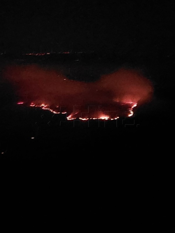 Vatrogasci se bore s požarima u Šibensko-kninskoj i Splitsko-dalmatinskoj županiji