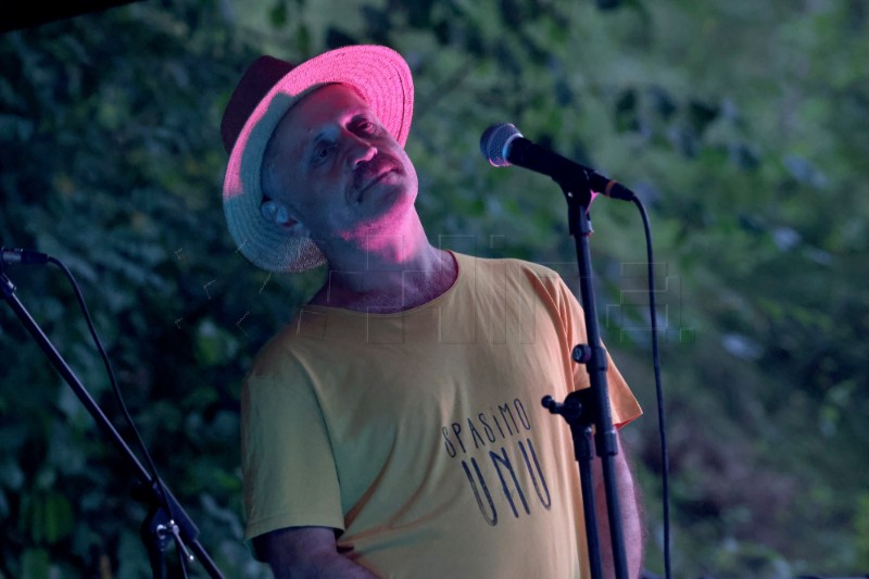 Donja Suvaja: Mile Kekin održao koncert na izvoru Une