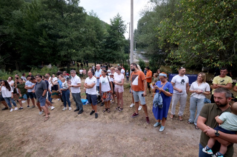 Donja Suvaja: Mile Kekin održao koncert na izvoru Une