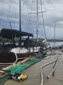 Šibenik: Požar na 30-metarskom jedrenjaku, ozlijeđenih nema