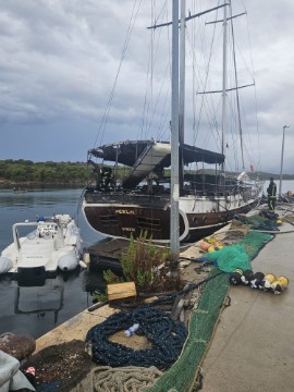 Šibenik: Požar na 30-metarskom jedrenjaku, ozlijeđenih nema