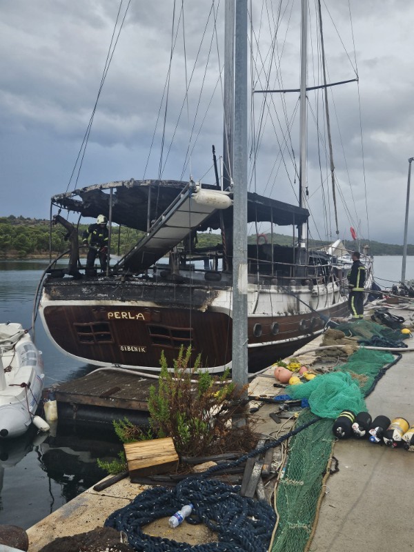 Šibenik: Požar na 30-metarskom jedrenjaku, ozlijeđenih nema