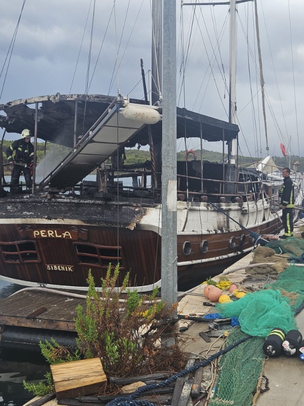 Šibenik: Požar na 30-metarskom jedrenjaku, ozlijeđenih nema