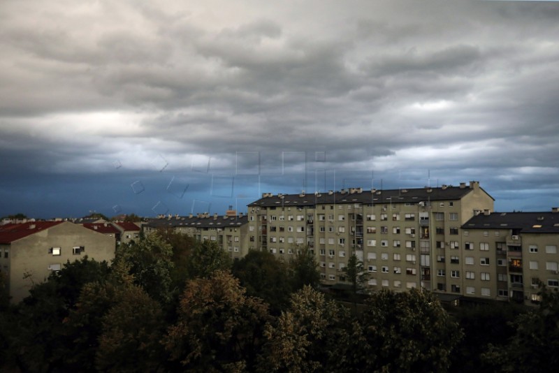 Oblačno nebo nad gradom