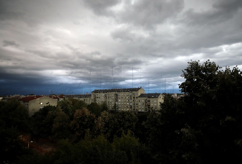 Oblačno nebo nad gradom