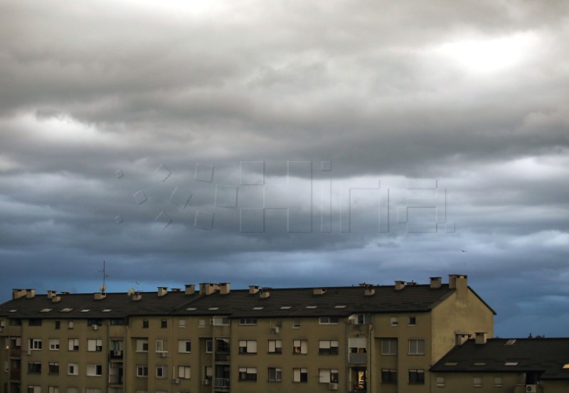 Oblačno nebo nad gradom