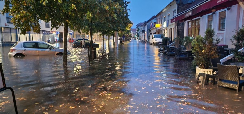 Nevrijeme i obilni pljuskovi poplavili Glinu i Kutinu