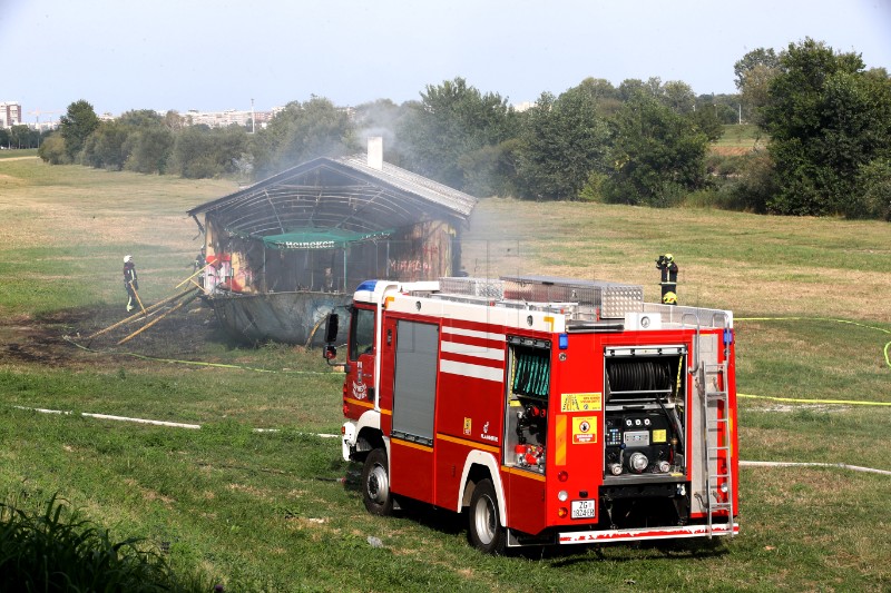 Požar uz savski nasip