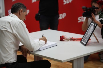 Povodom smrti Predraga Freda Matića u središnjici SDP-a otvorena Knjiga žalosti