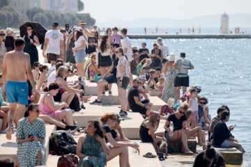 Zadar: Brojni turisti uživali na zadarskom Poluotoku