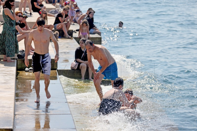 Zadar: Brojni turisti uživali na zadarskom Poluotoku