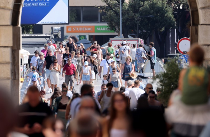 Zadar: Brojni turisti uživali na zadarskom Poluotoku