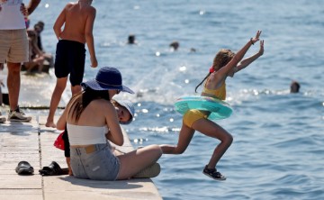 Zadar: Brojni turisti uživali na zadarskom Poluotoku