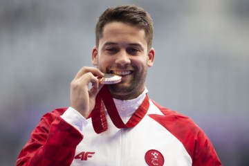 POI: Dodjela medalja u bacanju kugle kategorija F46