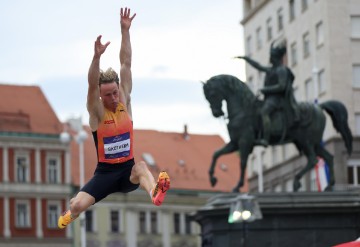 Zagreb City Challenge - skok u dalj na Trgu bana Jelačića