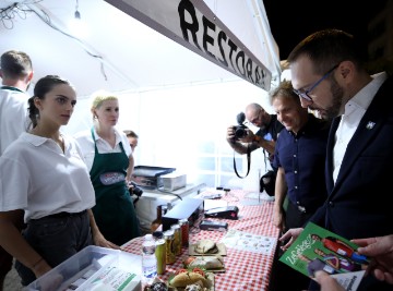 Gradonačelnik Tomašević obišao 16. ZeGeVege festival 