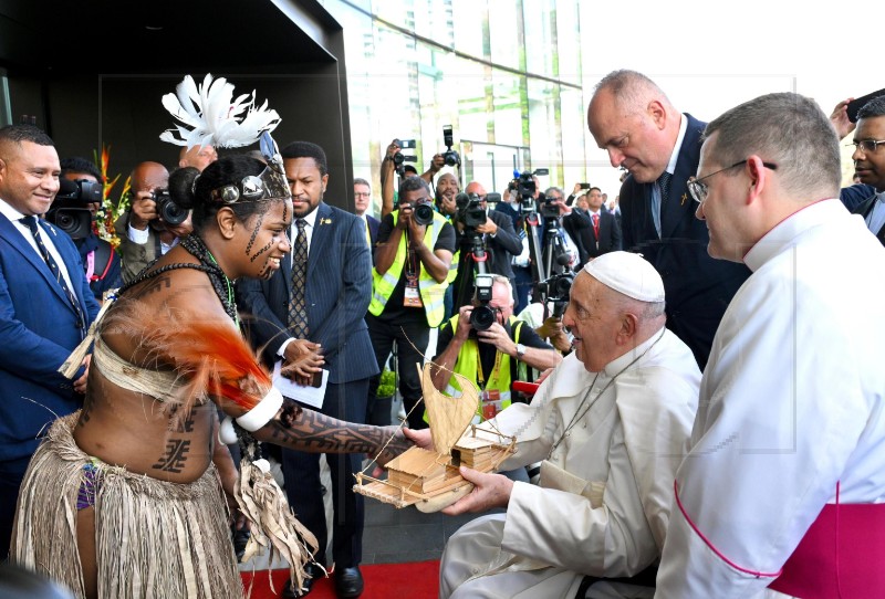 PAPUA NEW GUINEA POPE