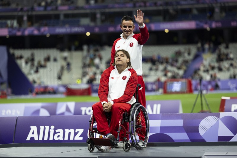 Dodjela medalja u bacanju kugle za muškarce u kategoriji F33