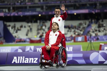 Dodjela medalja u bacanju kugle za muškarce u kategoriji F33