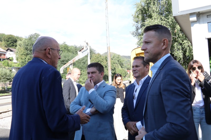 Ministar Butković provezao se vlakom obnovljenom prugom Krapina - Zabok