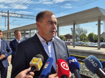 Ministar Butković provezao se vlakom obnovljenom prugom Krapina - Zabok