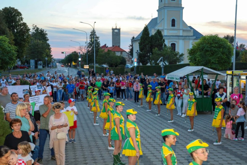 Grubišnopoljci dočekali Denija Černija, župan mu uručio novčanu nagradu