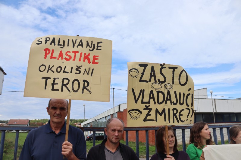 Prosvjed ispred pogona za gospodarenje otpadom tvrtke "Phaten Plastic Recycling"