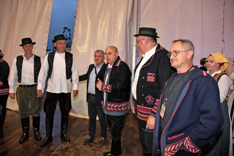 Folklornim večerima započele 59. Vinkovačke jeseni