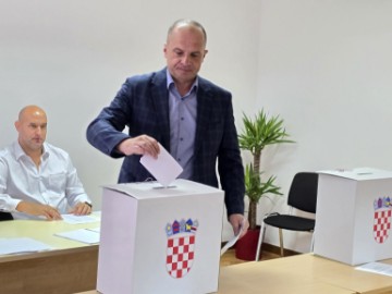 Hajdaš Dončić glasao na unutarstranačkim izborima za novog predsjednika SDP-a