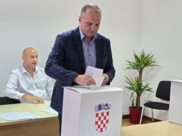 Hajdaš Dončić glasao na unutarstranačkim izborima za novog predsjednika SDP-a