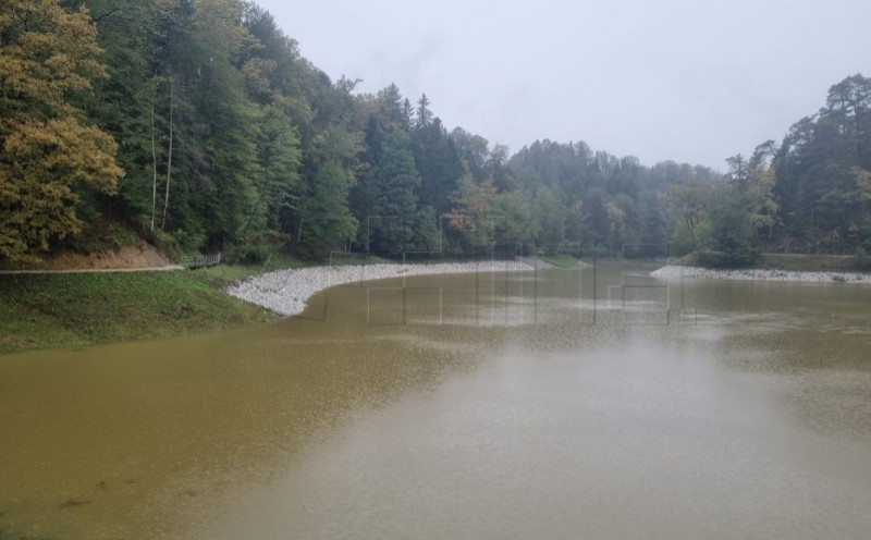 Jezero Trakošćan zahvaljujući kiši puni se vodom