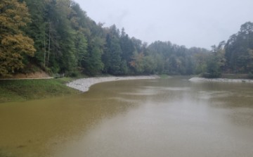 Jezero Trakošćan zahvaljujući kiši puni se vodom