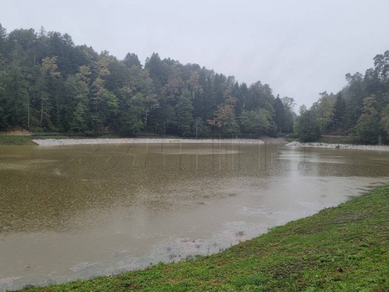 Jezero Trakošćan zahvaljujući kiši puni se vodom