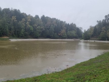 Jezero Trakošćan zahvaljujući kiši puni se vodom